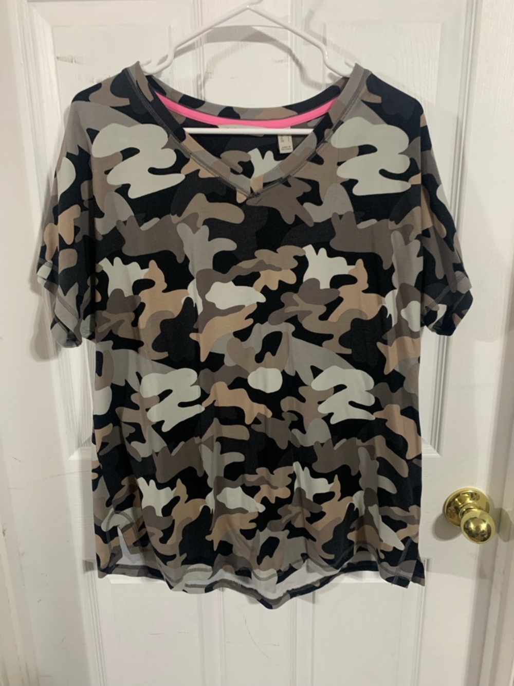 Isaac Mizrahi Short Sleeve V-Neck Camo Top in Black, Tan & Cream